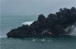 Tàu chở hàng bị cháy ngoài khơi Sri Lanka đang chìm dần