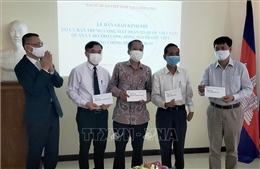Bàn giao khoản hỗ trợ 85.000 USD giúp người Việt tại Campuchia phòng chống dịch