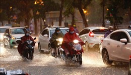 Nhiều tuyến phố Hà Nội ngập sâu sau cơn mưa chiều