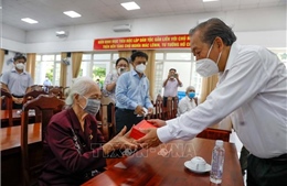 Phó Thủ tướng Trương Hòa Bình thăm, tặng quà các gia đình chính sách, người có công