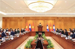 Chủ tịch nước Nguyễn Xuân Phúc hội kiến Chủ tịch Quốc hội Lào 