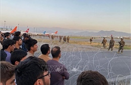 Nhân viên an ninh Afghanistan hỗ trợ binh sĩ Mỹ đảm bảo an ninh sân bay Kabul 