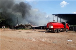 Bình Phước: Cháy lớn thiêu rụi xưởng sản xuất chuối và 2 dãy nhà trọ công nhân