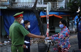 Người dân thành phố Tân An muốn mua thuốc chữa bệnh gửi phiếu qua Đội phản ứng nhanh