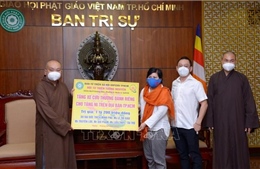 Giáo hội Phật giáo Việt Nam TP Hồ Chí Minh tặng 5 xe cứu thương hỗ trợ phòng, chống dịch COVID-19