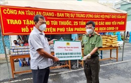 An Giang: Trao tặng 2.000 túi thuốc, 25 tấn gạo hỗ trợ huyện Phú Tân chống dịch