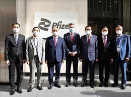 Chủ tịch nước Nguyễn Xuân Phúc thăm công ty dược phẩm Pfizer