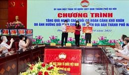 Tặng quà cho 600 người cao tuổi gặp khó khăn ở Hà Nội