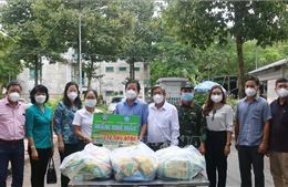 Trao tặng 12.000 túi quà an sinh cho người lao động về quê