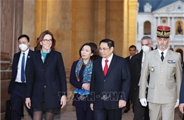 Lễ đón chính thức Thủ tướng Phạm Minh Chính và Đoàn đại biểu cấp cao Việt Nam thăm Cộng hòa Pháp