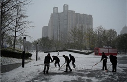 Tuyết rơi dày ở Bắc Kinh (Trung Quốc) gây gián đoạn giao thông