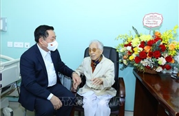Trưởng ban Tuyên giáo Trung ương thăm nguyên Bộ trưởng Bộ GD-ĐT Nguyễn Thị Bình