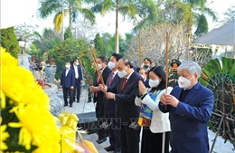 Chủ tịch nước Nguyễn Xuân Phúc dâng hương tưởng niệm tại Nghĩa trang Liệt sĩ Quốc gia Vị Xuyên