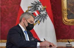 Thủ tướng Áo mắc COVID-19