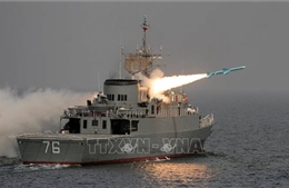 Iran: Hạ thủy tàu chiến và tàu cao tốc phóng tên lửa tự sản xuất