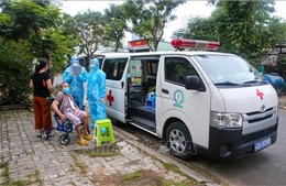 Đà Nẵng: Nhân viên y tế đến tận nhà tiêm vaccine phòng COVID-19 cho người già yếu