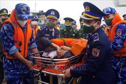 Nghệ An: Kịp thời đưa 5 ngư dân bị nạn trên biển vào bờ cấp cứu