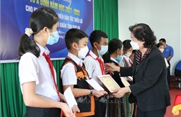 Trao học bổng Vừ A Dính cho học sinh, sinh viên dân tộc thiểu số Đắk Lắk