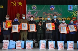 Trao tặng cờ Tổ quốc và quà Tết cho ngư dân tại Nam Định
