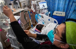 Biến thể Omicron gây các triệu chứng nhẹ hơn so với biến thể Delta