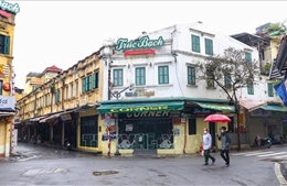 Đường phố Hà Nội vắng vẻ ngày mưa rét
