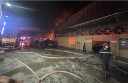 Nhà xưởng một công ty may mặc tại Bình Dương cháy rụi trong đêm 