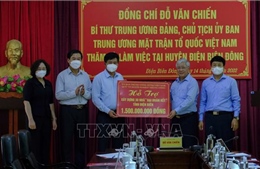 Trao kinh phí xây nhà Đại đoàn kết cho hộ nghèo ở Điện Biên