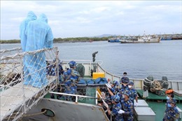 Tàu Hải quân đưa ngư dân gặp nạn trên biển về đất liền