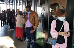 Nam Phi bỏ quy định bắt buộc đeo khẩu trang tại không gian mở nơi công cộng