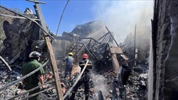 Dập tắt vụ cháy tại nhà kho ở Long Xuyên, An Giang