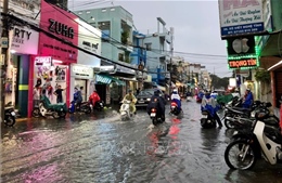 Nhiều tuyến đường ở Cần Thơ chìm trong nước sau trận mưa lớn