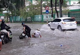 Mưa lớn gây ngập đường ở thành phố Thủ Dầu Một