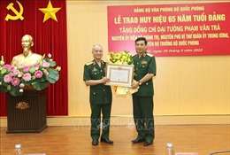 Đại tướng Phạm Văn Trà vinh dự được đón nhận Huy hiệu 65 năm tuổi Đảng