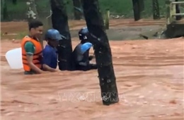 Bình Phước: Kịp thời cứu sống 2 người dân bị kẹt giữa dòng nước xiết