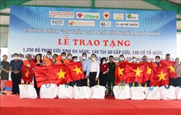 Tặng cờ, phao cứu sinh đa năng cho ngư dân Bình Thuận