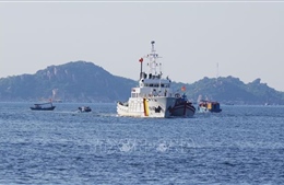 Lai kéo tàu ngư dân bị hỏng máy trên vùng biển Trường Sa về bờ an toàn