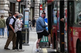 Người dân Anh chuyển sang phương tiện công cộng để giảm chi phí nhiên liệu