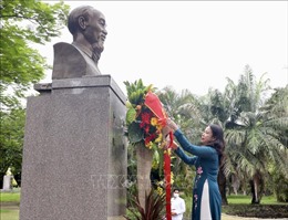 Phó Chủ tịch nước Võ Thị Ánh Xuân dâng hoa tại Tượng đài Chủ tịch Hồ Chí Minh ở Philippines