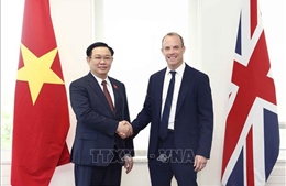 Chủ tịch Quốc hội Vương Đình Huệ gặp Phó Thủ tướng, Bộ trưởng Bộ Tư pháp Anh