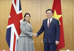 Chủ tịch Quốc hội Vương Đình Huệ gặp Bộ trưởng Bộ Nội vụ Anh