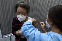 Số ca mắc mới COVID-19 tăng mạnh, Hàn Quốc xem xét tiêm vaccine mũi 4 cho toàn dân