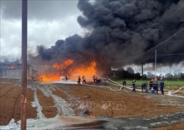 Cháy lớn thiêu rụi khu nhà kho nông nghiệp ở Lâm Đồng
