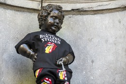 Manneken-Pis - biểu tượng của Brussels mặc trang phục của ban nhạc Rolling Stones