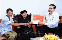 Đồng chí Trần Thanh Mẫn tặng quà đối tượng chính sách tại Cao Bằng