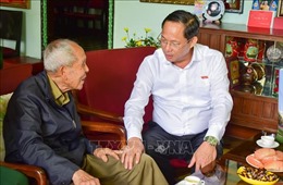 Đồng chí Trần Quang Phương thăm người có công với cách mạng tỉnh Lâm Đồng