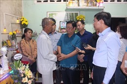 Bộ trưởng Lê Minh Hoan thăm hỏi các nạn nhân vụ chìm tàu cá tại Bình Thuận