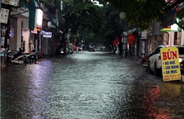 Mưa lớn, nhiều tuyến đường ở Nam Định thành &#39;sông&#39;