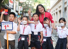 Hà Nội: Học sinh lớp 1 hân hoan tựu trường