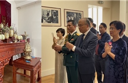 Dâng hương tưởng niệm Chủ tịch Hồ Chí Minh nhân dịp Quốc khánh tại Pháp