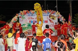 Từng bừng lễ hội Trung thu của thiếu nhi Việt Nam tại Lào, Singapore